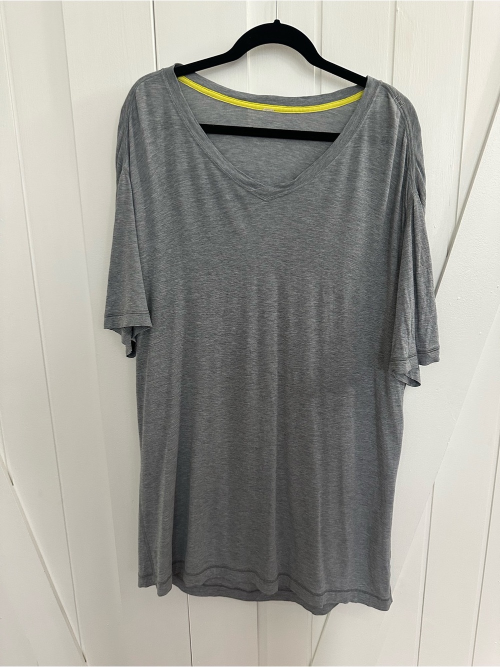 lululemon athletica Men's Gray V-Neck Short Sleeve Tee